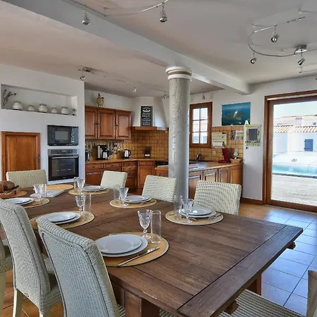 Maison 11 Pers Avec Piscine & Bbq, Centre A 650 M Feriehus